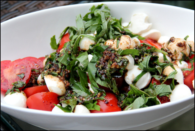 Ensalada caprese con aderezo balsámico