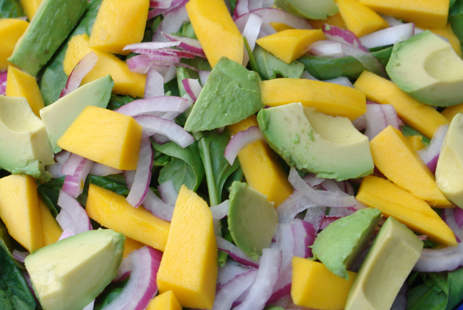 Ensalada de espinacas con mango y aguacate