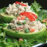 Aguacates rellenos con ensalada de pollo