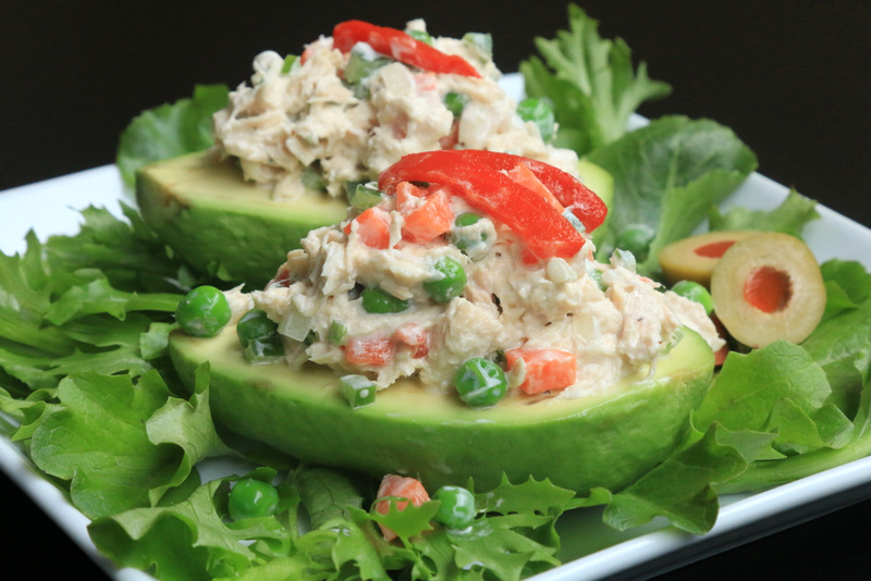 Aguacates rellenos con ensalada de pollo