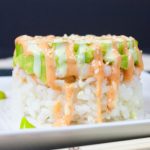 Timbales de arroz de sushi con camarones y aguacate