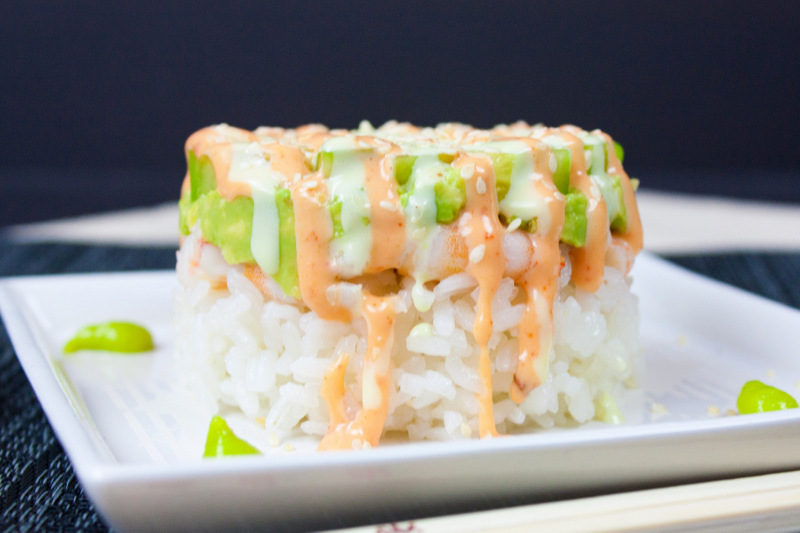 Timbales de arroz de sushi con camarones y aguacate