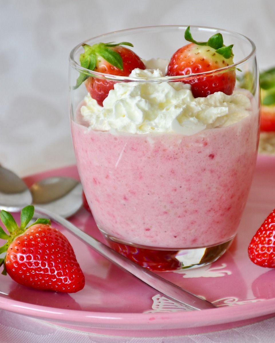 Postre cremoso o mousse de fresas